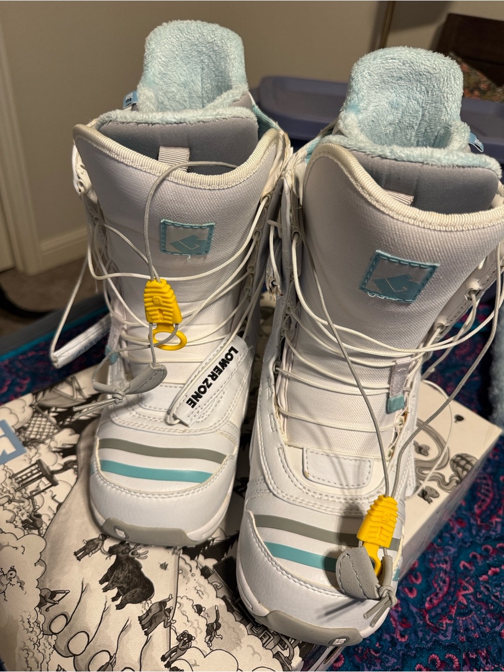 NWT Burton 09 Emerald Women’s White and Teal Snowboard Boots